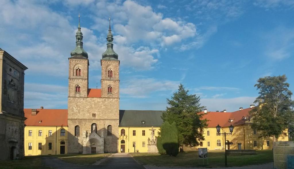 Z návštěvy premonstrátského kláštera v Teplé u Mariánských Lázní dne 10. července 2019. Průčelí opatství září novotou své fasády. Budova vlevo je nadále v desolátním stavu.