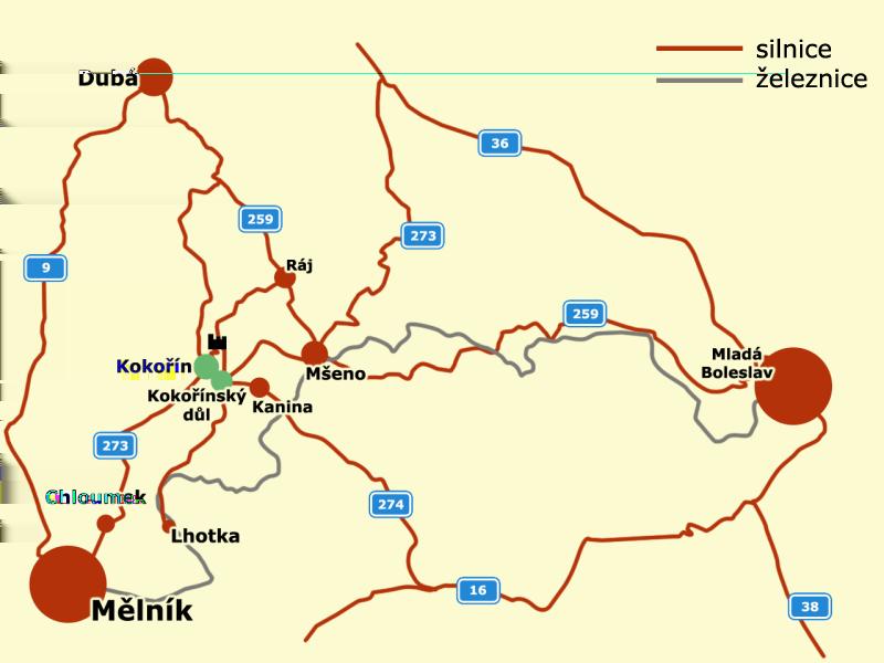 obklopována na severní straně novými obytnými stavbami a na straně jižní areálem kokořínského zámku, u něhož se nachází také hospodářské budovy.