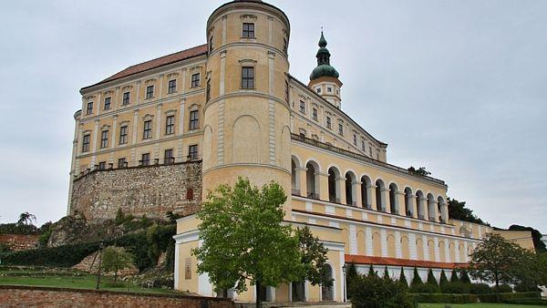 převážné také na historické město Mikulov Zámek Mikulov