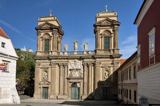 Stavba tak byla přestavěna na hrobku, v níž je nyní uloženo 45 rakví a 3