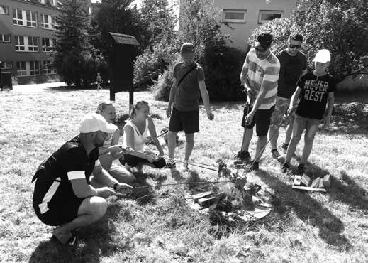 poslední. Jako doprovod s námi jel pan ředitel a pan učitel Vystrčil. Když jsme zdolali horněmčanský kopec a dostali se na Hrabinu, měli jsme přestávku a odpočinuli jsme si.