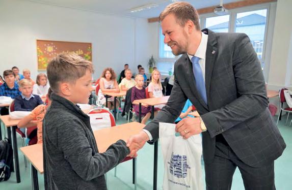 Přesný počet prvňáčků získáme od ředitelů škol až v prvním týdnu nového školního roku, řekl na úvod školního roku primátor Michal Pobucký s tím, že kapacita základních škol ve městě je dostačující.