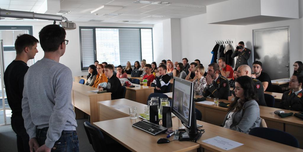 škol. Součástí programu mezinárodního týdne je i mezinárodní konference International Day of Science, které se studenti rovněž účastní a jejímž oficiálním jazykem je angličtina.