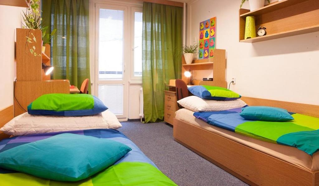 POKOJE PRO STUDENTY Jednolůžkový a dvoulůžkový s vlastním sociálním zařízením na pokoji Jednolůžkový a dvoulůžkový se sdíleným sociálním zařízením na patře Jednolůžkový a dvoulůžkový se sdíleným