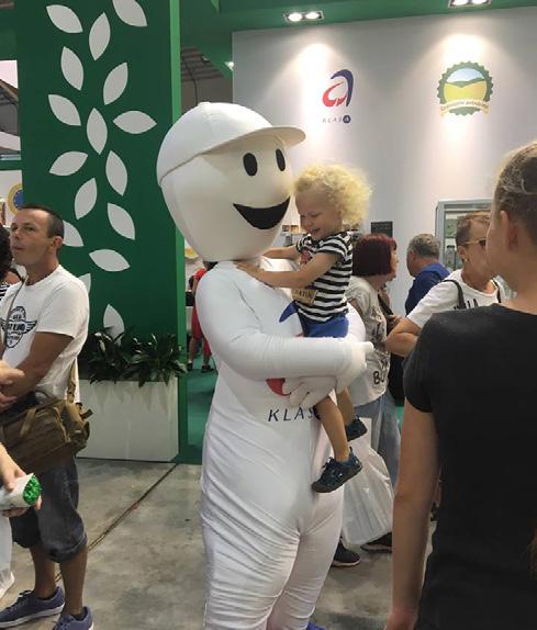 z vařené mrkvičky. Po vychladnutí se vše rozmixuje dohladka spolu s mlékem a máslem a s trochou soli, pepře, chilli a muškátového oříšku.