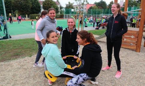 Teď bude moderní sportoviště sloužit nejen 450 žákům školy, ale také veřejnosti. Hřiště je koncipováno tak, že je opravdovým komfortním sportovním zázemím, vyzdvihl investiční náměstek Martin Major.