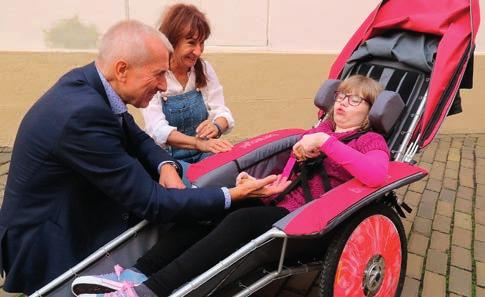 Speciální kočárek umožní handicapované holčičce pobyt s maminkou venku po celý rok, což bude oproti současné situaci velká pozitivní změna.
