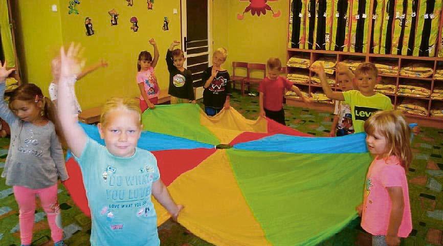 ZPRAVODAJSTVÍ dorazili na místo. Po příjezdu do Domova naši delegaci srdečně přivítali jak klienti, tak i vedoucí zařízení a uvedli ji do společenského sálu. Paní ředitelka Ing.