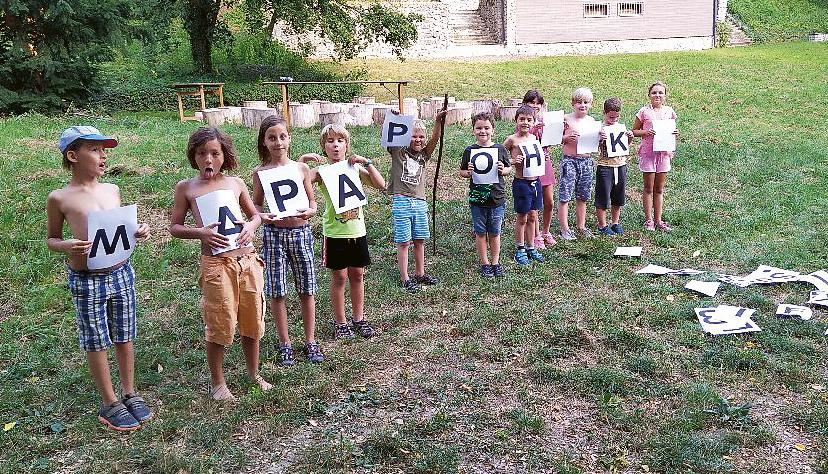 Jelikož je cílem tábora ukázat skautský život, děti se také aktivně podílely na zvelebení ohniště, pomáhaly při mytí nádobí a učily se si po sobě vždy a všechno uklízet, aby se pak třeba nestalo, že
