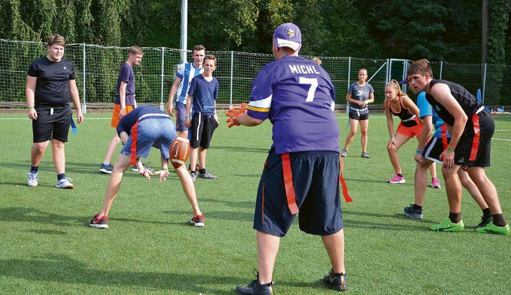 velmi děkujeme. Začátek večerního programu Týmová hra na přenášení vody pomocí brček Seznamovací hra na úvodním tréninku volejbalu Letošního ročníku se účastnilo celkově 127 lidí.