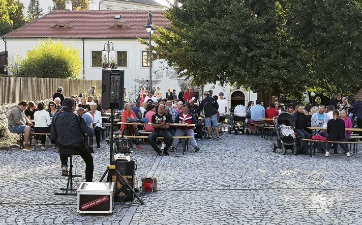 září 2019 se konal již devátý ročník společenské akce POSEZENÍ S BURČÁKEM.