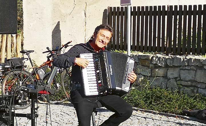 Následovalo venkovní zahájení akce v 16 hodin v Burčákové uličce, kde si zástupci našeho i partnerského města Hustopeče, včetně přihlížejících, zazpívali v hojném počtu společně hymnu Burčákové unie