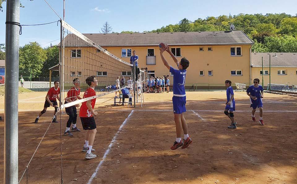 SK volejbal Ústí nad Labem Kadetky po dvou kolech na 3. místě Kadetky v Pečkách Hned první zářijový víkend se na turnaji v Pečkách představily kadetky.