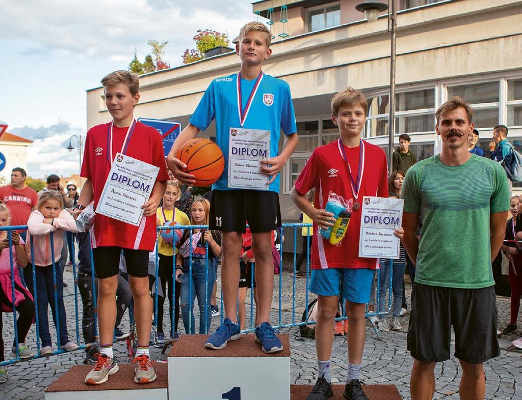 Na stupních vítězů chlapci závodící ve 4.