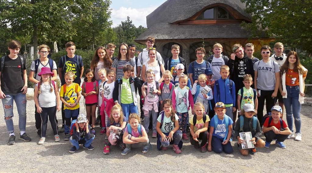 Druhý den, který byl v duchu sportovních klání, začal slavnostním zahájením a pak už jsme se rozešli na sportoviště. Během dopoledne čekal kluky turnaj ve fotbale a holky florbalové bitvy.