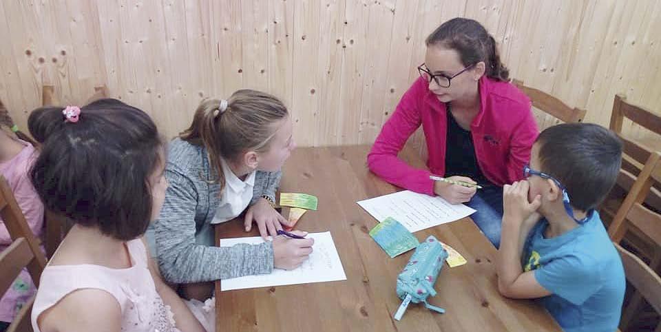 Po úvodní písni a krátkém povídání prošli nováčci a následně i ostatní žáci slavobránou a špalírem do školy. Patroni poté provedli své svěřence po škole.