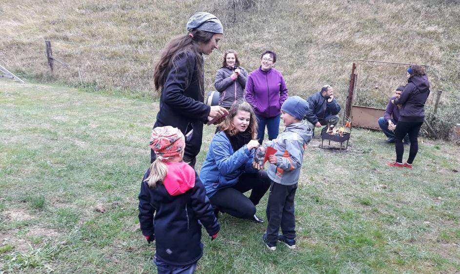 Dětem jsme předali odměny a účastnické listy a celí promrzlí jsme se