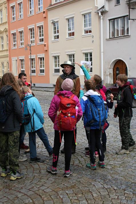 družin vydalo plnit mnoho úkolů na různá stanoviště, která byla rozmístěna po celé Jemnici. Děti mohly v rámci stanovišť navštívit zámek, kostel sv.