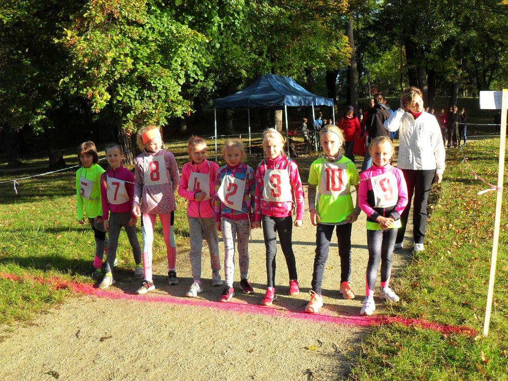 SPORTOVNÍ OKÉNKO První ročník přespolního běhu O pohár Barchanu V sobotu 12. 10. 2019 se v dopoledních hodinách uskutečnil v zámeckém parku 1. ročník přespolního běhu O pohár Barchanu. Závod byl zařazen do termínové listiny KASu Vysočina jako pátý závod Běžeckého poháru mládeže pro kategorii mladšího a staršího žactva.