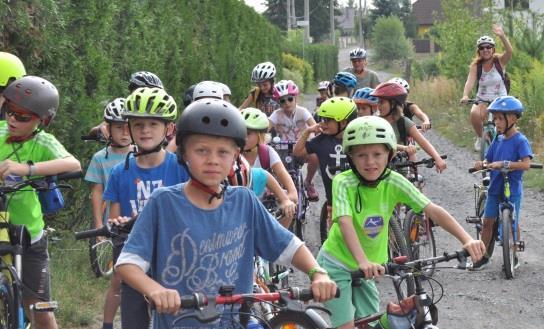 Klid se rozhostil teprve se začátkem dětského představení Divadélka Kůzle, kdy všechny děti napjatě sledovaly veselohru a rodiče se mohli posadit a nerušeně si popovídat.