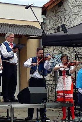Zpívám, zpíváš, zpíváme. Jsou lidé, pro které je zpívání tak přirozené, jako dýchání, tak nezbytné, jako dýchání. K takovým osobnostem bezesporu patří i ing. Vojtěch Vančura z Brandýsa nad Labem.