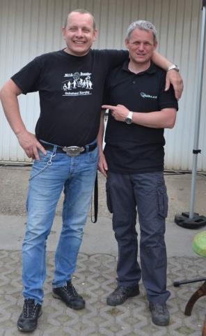 Hanka: Ty myslíš baráčnickou oslavu z letošního května. Když mě to napadlo, přišlo mi to v pohodě. Řekla jsem o tom nápadu vedoucí sboru paní Morávkové a ta mě s tím nevyhodila.