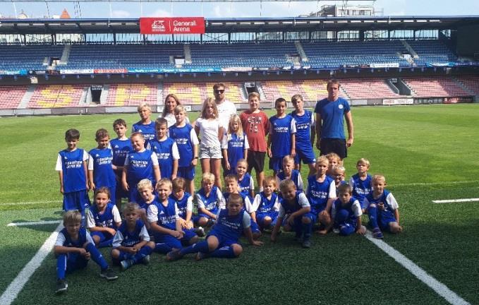 Kemp nám hned první den zpříjemnila zajímavá návštěva děti přišli trénovat prvoligoví fotbalisté z týmu Bohemians Praha 1905 a to kapitán týmu Pepa Jindřišek a brankář Roman Valeš.