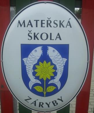 Abychom naší základnu dobře poznali, máme ji označenou novým pěkným znakem, který nám nechala udělat obec Záryby.