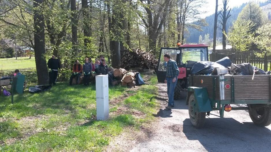 Z denního chodu obce Všichni vidíme, jak se ztrácí před očima stromy nejen z obecního lesa. Kůrovcová a následná větrná kalamita téměř zlikvidovala stromy v oblasti hradu.