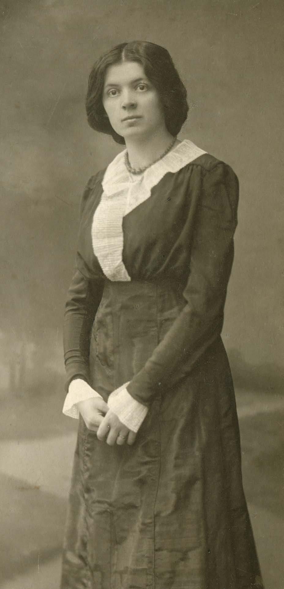 Historie Ludmila Popelová a její rod Ludmila Popelová, rozená Cebeová (1885 1981), je v Suchdole mezi lidmi známá jako autorka pamětí, ve kterých popisuje svoje životní osudy.