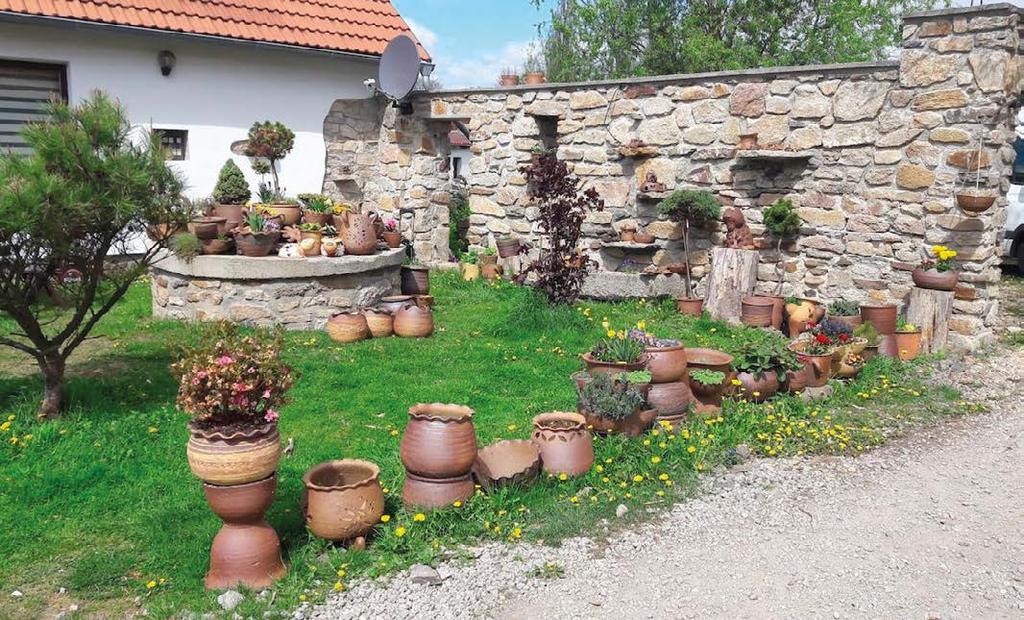 Každý, kdo navštíví Kováříkův prastarý dům v pohraničním Rapšachu, uvidí, že hrnec je pouhým označením pro desítky druhů různých výrobků z pálené hlíny, která s příměsí oxidu železa vytváří