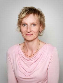 Program 9:00-9:40 Přivítání a úvodní panel PhDr. Andrea Matoušková Andrea Matoušková absolvovala Karlovu univerzitu v Praze, obor sociální práce.