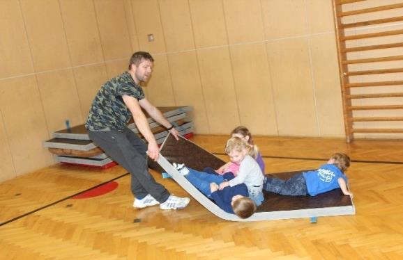 A abychom se v létě nenudili, když nemáme kroužky, pořádáme TÁBORY. Nejprve si zasportujeme na příměstském tady v Kostelci a okolí a v srpnu vyplouváme jako námořníci na 10 dní do Jeseníků.