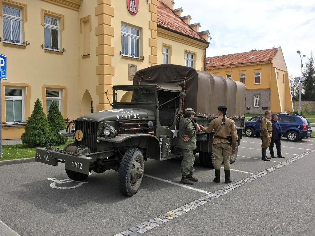 Pietní akt k výročí ukončení 2. světové války V sobotu 4. května 2019 se před radnicí u pomníku uskutečnil pietní akt k výročí ukončení 2. světové války. Poprvé do našeho města přijeli členové Klubu vojenské historie Dukla z.