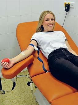 Dobrovolných dárců krve ubývá Lékaři Sdruženého zdravotnického zařízení Krnov provedou ročně v průměru čtyři tisíce operací.