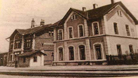 Obrázek 13.12. Železniční nádraží Plzeň - Valcha r. 1920 Zdroj: Archiv Západočeského muzea v Plzni První budova byla určena jako správní, administrativní stavba.