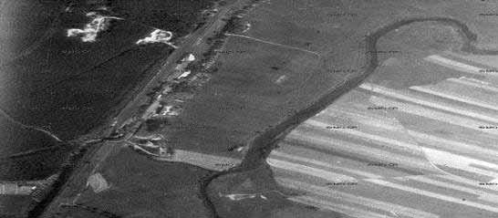 Na dobové letecké mapě z roku 1938 je dobře patrna také oblast přiléhající k vlakovému nádraží, kde byla těžena další zdejší komodita červený stavební písek (viz obr. 14 levý horní roh).