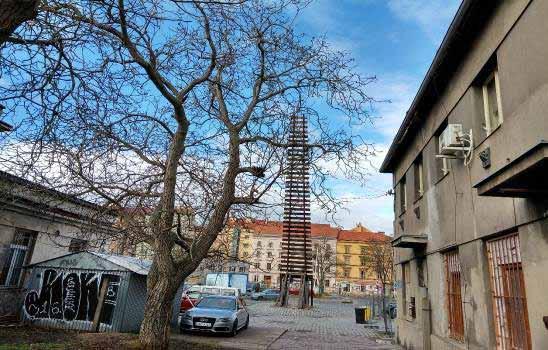 Obrázek 6.5. Umělecká instalace Brána nenávratna výtvarníka Aleše Veselého Zdroj: vlastní Projekt revitalizace nádraží Bubny v moderní prostor podala společnost Památník Šoa Praha o.p.s. V současnosti pracuje na architektonickém záměru a na scénáři stálé expozice budoucího Památníku Ticha.