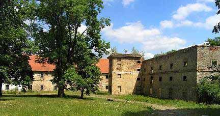 předmětů, zabývat se následnou doprovodnou školící a vzdělávací činností v restaurovaných objektech apod. (A.P.C., 2009, str.