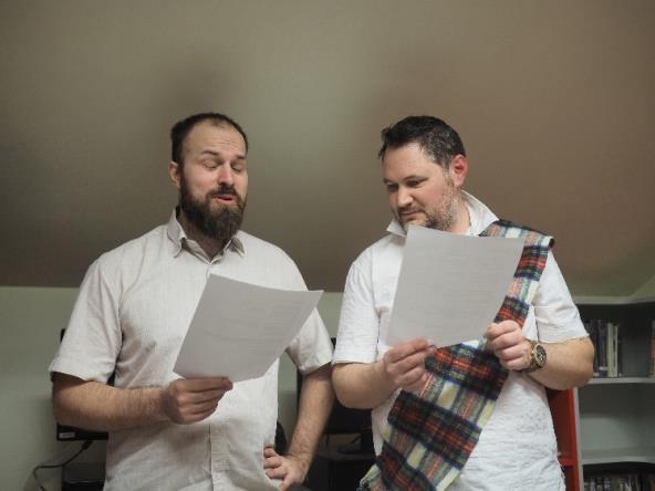 Všeliké řeči, tu pro pobavení dam, či na oplátku pro poškádlení pánů, a básně z pera našeho milovaného Rabbie Burnse následovaly každičký chod.