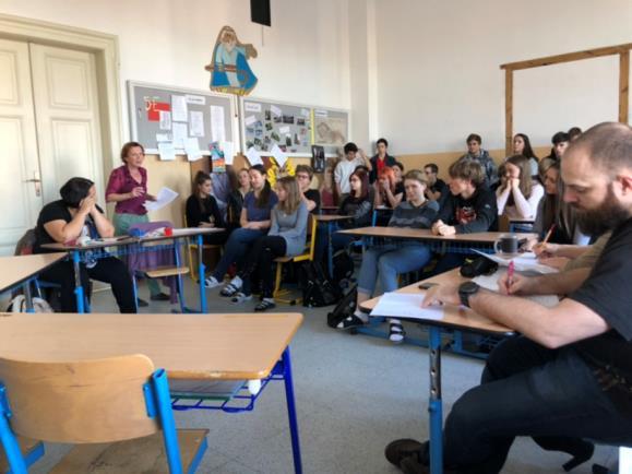 Závěrečný, třetí úkol byl určen jen pro desítku finalistů a i tam přinesl zajímavé objevy někteří by předčili svými řečnickými výkony i naše politiky, jejich úkolem bylo totiž přednést volební řeč