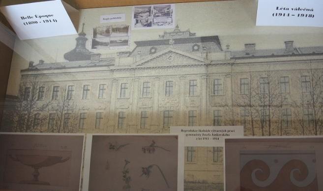 8.3 Předmětová komise Dějepis Zhodnocení práce předmětové komise dějepisu za školní rok 2018/2019 Ve školním roce 2018/2019 předmět vyučovali: Mgr. Pavlína Houšková 2. E, 2. A, 2. S, 3. S, 5. E, 6.