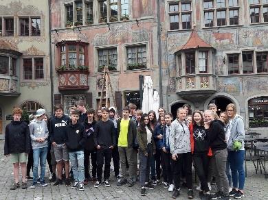 linkový čaj, koupelovou sůl či si vytvořila obrazy ze soli. Poté se děvčata seznámila s Krumlovem z výšky zámecké věže a prohlédla si hradní muzeum.