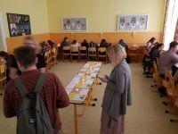 Žáci a studenti se učili pod vedením studentů politologie z Masarykovy univerzity rozpoznávat falešné a poplašné zprávy dezinformačních serverů a dešifrovat obsah a pravdivost vybraných zpráv.