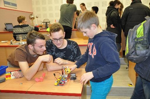 Noc, která má zvuk Předmětová komise fyziky se z plánovaného tématu kmitání a vlnění rozhodla soustředit především