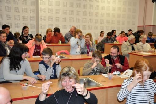 Studenti v pásmu na sebe plynule navazujících pokusů předvedli druhy mechanického vlnění podélné a příčné, stojaté
