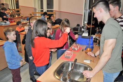 Přítomní si mohli sami na sobě vyzkoušet funkci hlasivek, vznik zvuku při kmitání jazýčků píšťaly nebo šíření zvuku