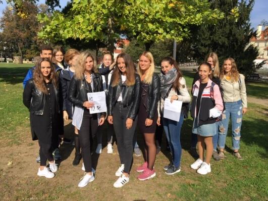 přirozeně vyskytují. Dendrologie byla náplní hodin v terénu také ve třídách 2. A, kde nové poznatky zpracovali studenti v pracovním listu, a 2. S.