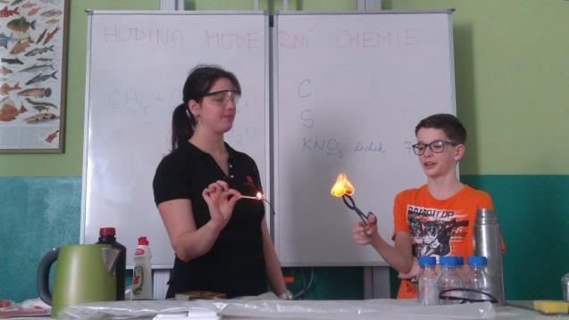 Hodina moderní chemie Žáci sekundy, tercie a kvarty se v rámci výukového programu dozvěděli nevšední informace ze světa chemie.