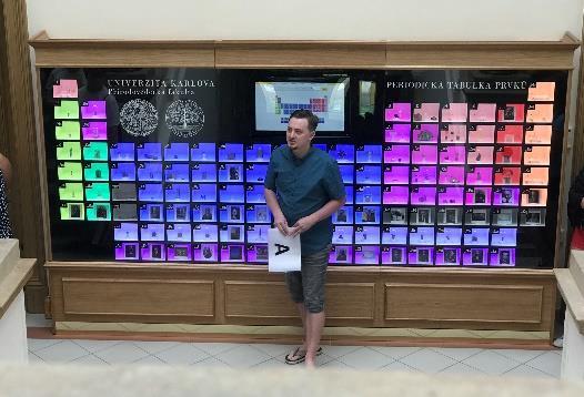 A) se 13.6.2019 zúčastnilo exkurze na Katedře chemie PřF UK v Praze, pořádané při příležitosti 150. výročí objevení periodického zákona a sestavení periodické tabulky prvků.